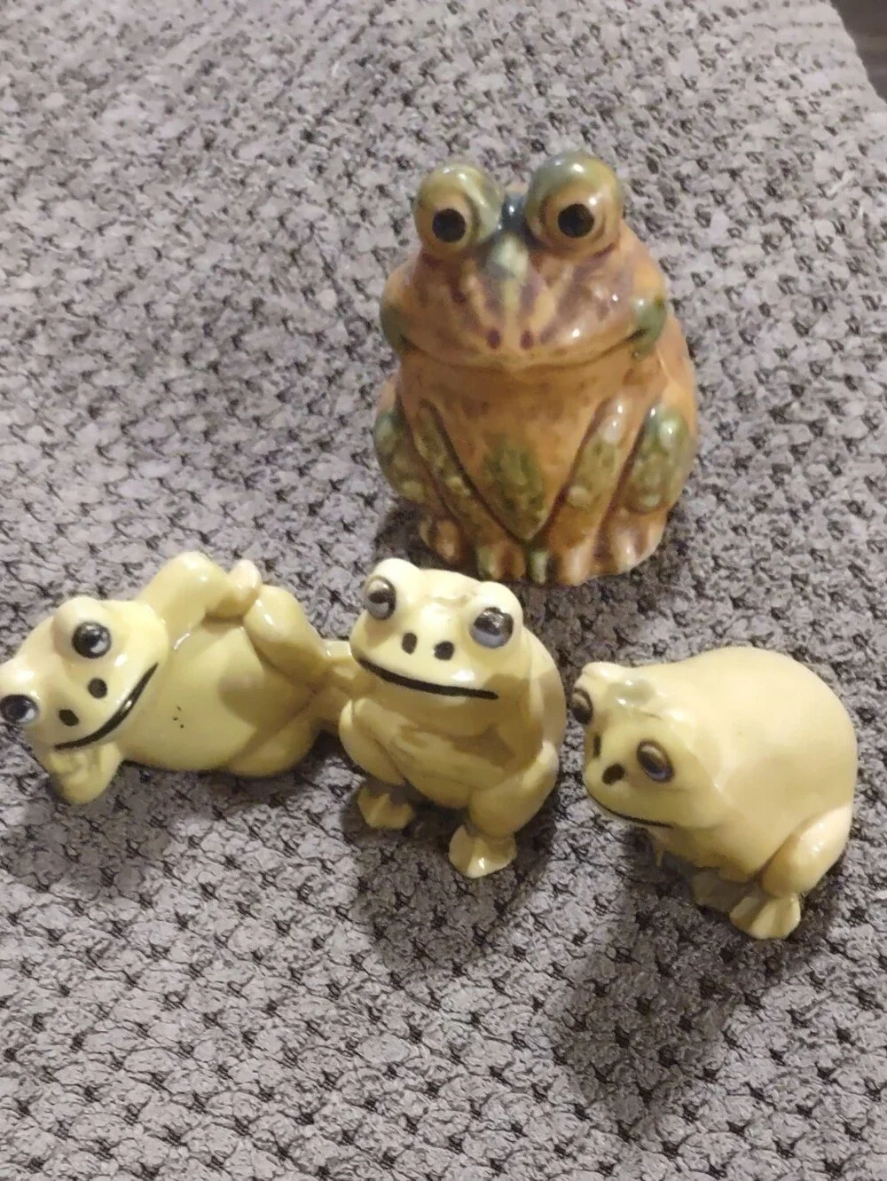 Vintage Ceramic Pepper Shaker Speckled Frog & Set of 3 Retro Mini Frogs
